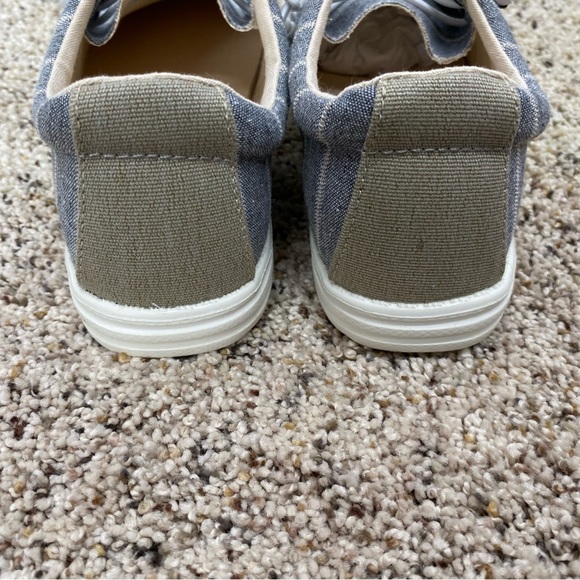 Crevo Womens size 7 slip on shoes gray striped memory foam new with tags - Picture 9 of 9